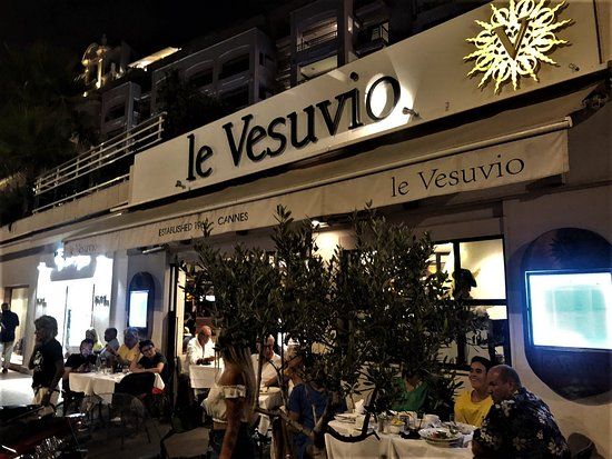 LE CAFE BY VESUVIO